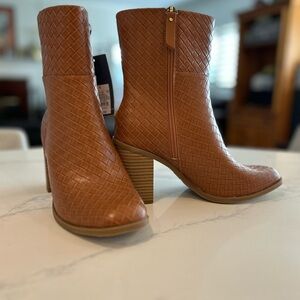 Universal Thread Brown Textured Heeled Boots